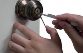 Դուռը փակվել է, քաղաքացին մնացել է ներսում